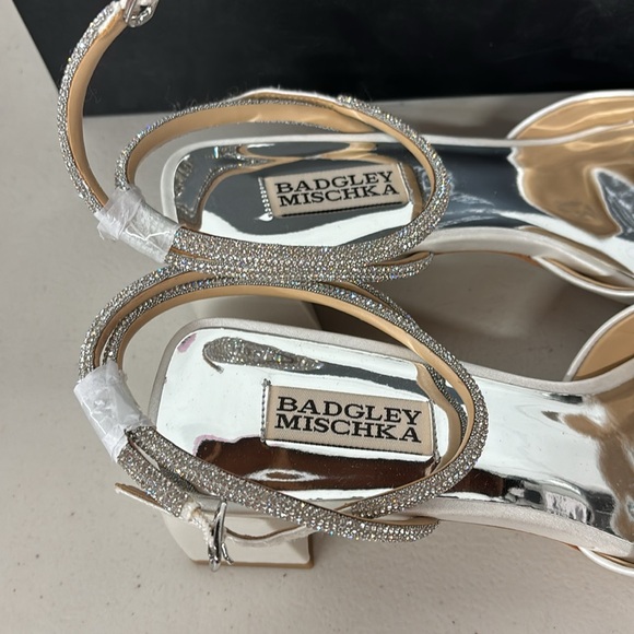 New Badgley Mischka SZ 9 infinity satin rhinestone strap heels wedding bridal - Picture 4 of 6